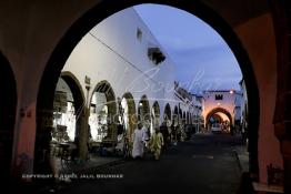 Image du Maroc Professionnelle de  Une importante rue commerciale dans le Souk des Habous. Parmi les endroits les plus pittoresques de Casablanca, la Cité de Habous conçue par les architectes Auguste Cadet et Edmond Brion d’après l’ébauche d’un premier plan-masse dû à Albert Laprade. La construction n’avait commencé qu’après la première guerre mondiale. Situé près du Palais Royale, ce joyau architectural est le point de départ de la nouvelle médina de la ville, Vendredi 18 Novembre 2011. Le quartier des Habous fait partie du patrimoine architectural de Casablanca (Photo / Abdeljalil Bounhar) 